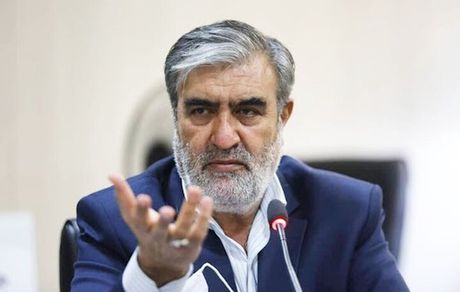 عزیزی: ملت ایران در برابر فشارها هرگز عقب‌نشینی نخواهد کرد
