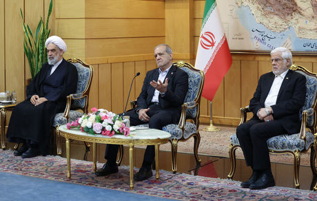 پزشکیان: همگرایی شعار جهانی است اما واقعیت، یک‌جانبه‌گرایی و ظلم است
