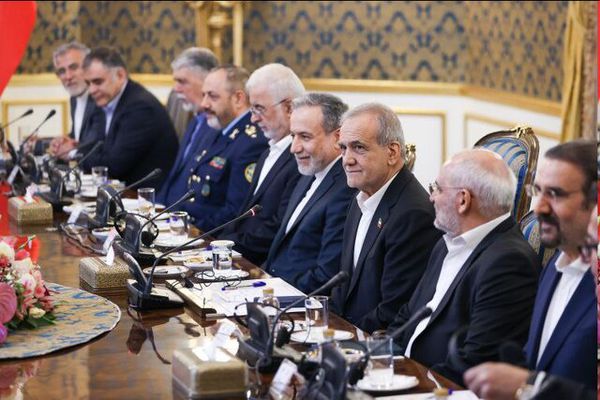 بزشکیان: کان من المتوقع أن تکون الدول الإسلامیة رائدة فی خلق أطر اقتصادیة شاملة فیما بینها