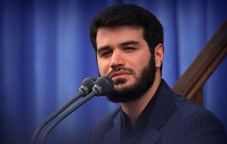 میثم مطیعی در مراسم هفتگی هیئت آئین حسینی مداحی میکند