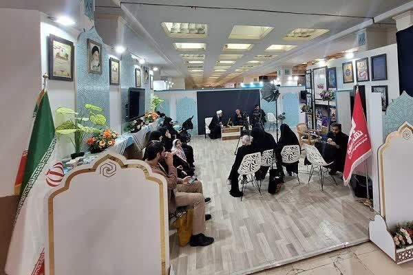 کارشناسان روانشناس در غرفه حوزه خواهران نمایشگاه قرآن مشاوره می دهند
