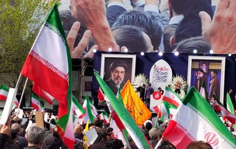 مراسم بیعت با آیت‌الله سید مجتبی خامنه‌ای با حضور شگفت‌انگیز مردم
