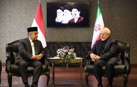 قالیباف: کسی می‌تواند با آمریکا مذاکره کند که آماده جنگ باشد
