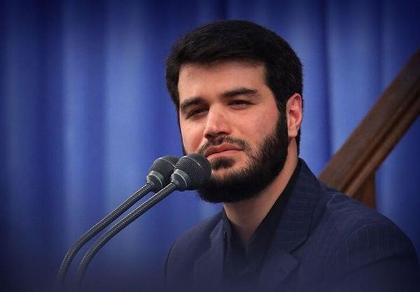 میثم مطیعی در مراسم هفتگی هیئت آئین حسینی مداحی می‌کند
